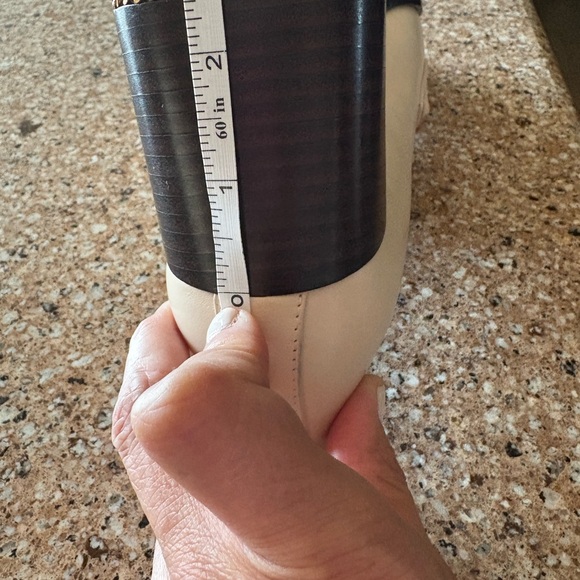 Tory Burch Women's Beige Loafers with Gold Chain - Picture 7 of 7